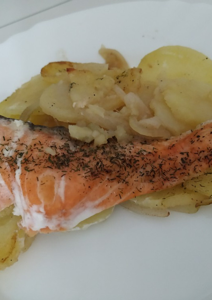 Una foto de Salmón al horno con patatas panaderas 🐟