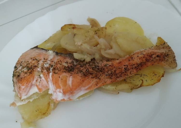 Salmón al horno con patatas panaderas 🐟