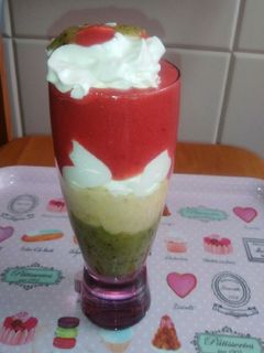 Una foto de Batido multicolor de frutas y nata