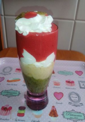 Foto principal de Batido multicolor de frutas y nata