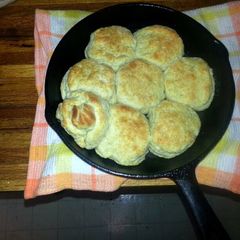A picture of old fashion buttermilk biscuits.