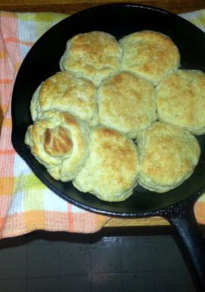 A picture of old fashion buttermilk biscuits.