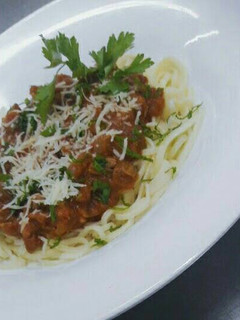 Una foto de Fideos caseros con salsa bolognesa