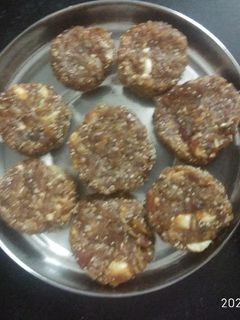 खजूर पेड़ा (Khajoor Peda Recipe in hindi) रेसिपी मुख्य फोटो