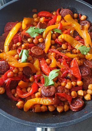Une photo de Poêlée de poivrons aux pois chiches et chorizo