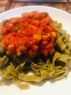 Una foto de Fetuccini de Algas con salsa de verduras