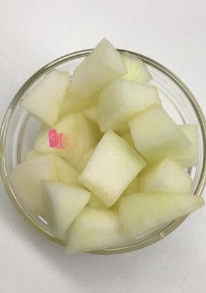 A picture of Melon with lime juice.