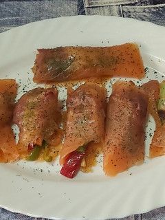 Una foto de Rollitos de salmón con verduras