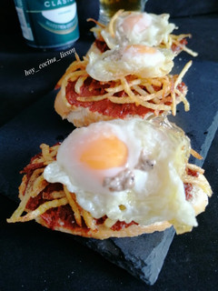 Una foto de Huevos con patatas y tomate