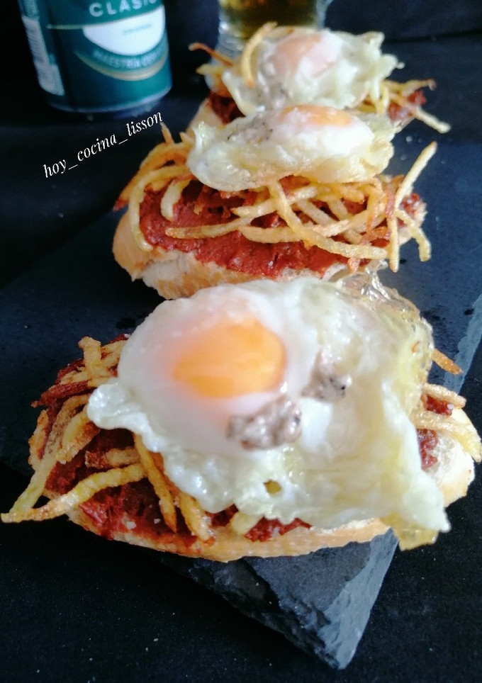 Una foto de Huevos con patatas y tomate