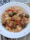 Farfalle con tonno, pomodori e olive