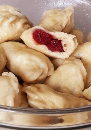 Фото Воздушные и нежные вареники с вишней которая не вытекает.