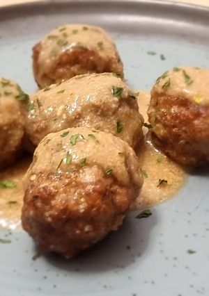 Una foto de Albóndigas en salsa de almendras (Nota 10)