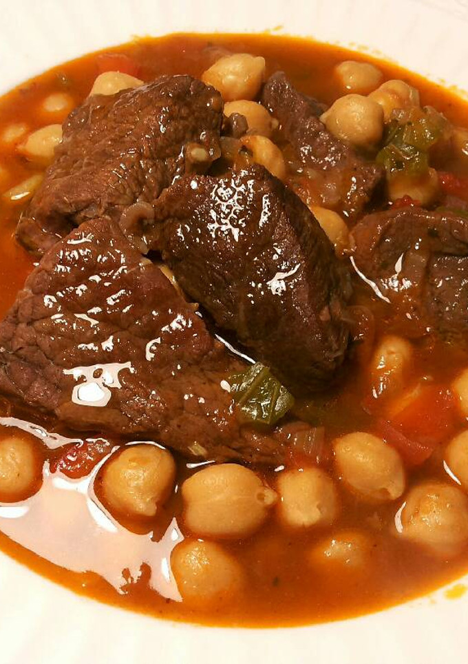 Una foto de Garbanzos con ternera