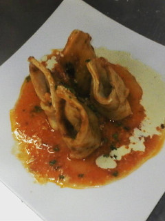 Una foto de Capelettini relleno de carne con salsa