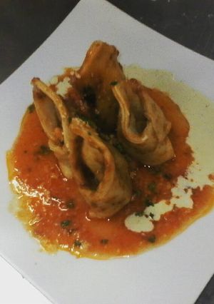 Una foto de Capelettini relleno de carne con salsa