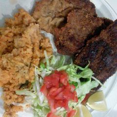 A picture of milenesa de pollo or rez.
