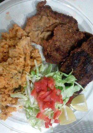 A picture of milenesa de pollo or rez.