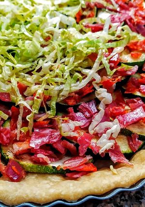 Una foto de Quiche De🥒Calabacín, Lechuga y Fiambres🥩Españoles...!