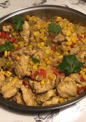 Une photo de Poulet façon chili verde (maïs, poivrons, citrons verts)
