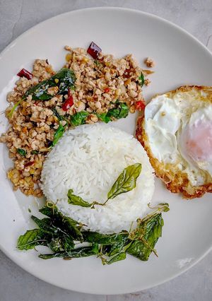รูปของ กะเพราหมูสับไข่ดาวกรอบ