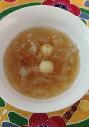 電鍋料理-白木耳蓮子甜湯 的食譜成品照片