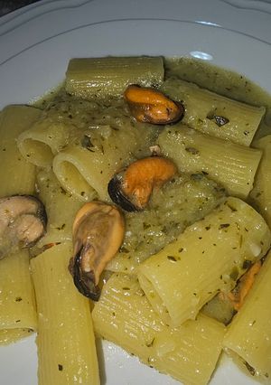 Una foto de Rigatoni con Salsa de Calabacin y Mejillones