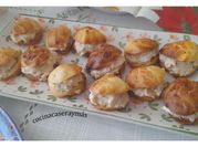 Una foto de profiteroles salados