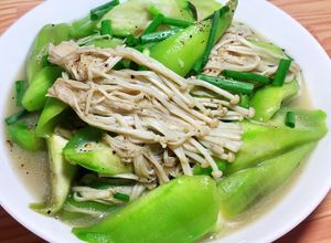 Hình của món Mướp Hương Xào Nấm Kim Châm Chay.