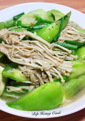 Hình của món Mướp Hương Xào Nấm Kim Châm Chay.
