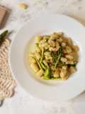 Gnocchetti sardi con pesto di lardo e asparagi