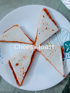 चीज़ी टोस्ट (Cheese Toast Recipe in Hindi) रेसिपी मुख्य फोटो