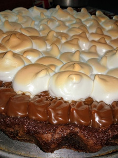 Una foto de Brownie con dulce de leche y merengue suizo
