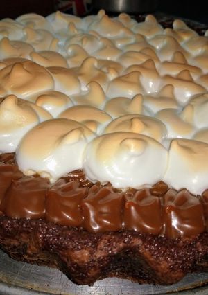 Una foto de Brownie con dulce de leche y merengue suizo