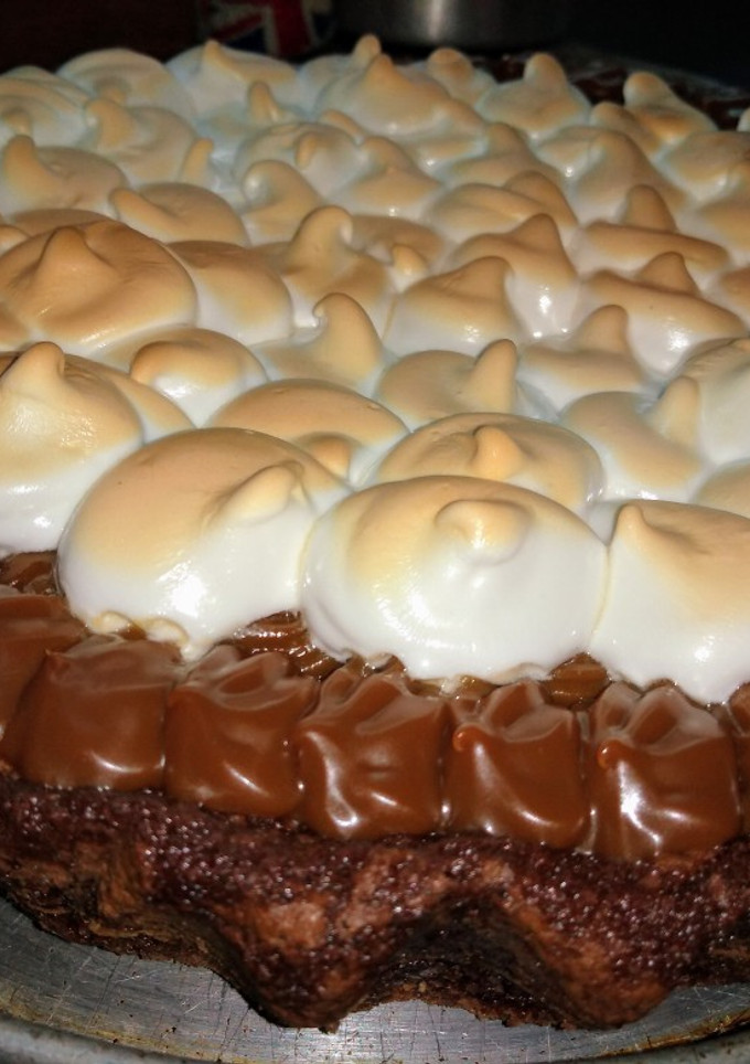 Una foto de Brownie con dulce de leche y merengue suizo