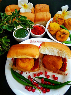 मुम्बई स्ट्रीट स्टाइल बड़ा पाव (mumbai street style vada pav recipe in Hindi) रेसिपी मुख्य फोटो