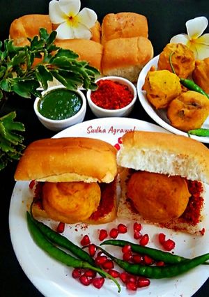 मुम्बई स्ट्रीट स्टाइल बड़ा पाव (mumbai street style vada pav recipe in Hindi) रेसिपी मुख्य फोटो