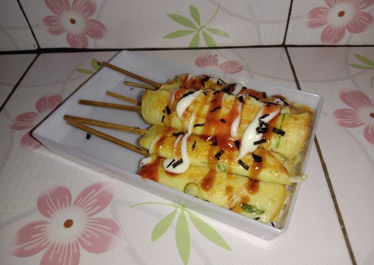 Cara Gampang Menyiapkan Hashimaki (Okonomiyaki on chopsticks / Martabak gulung Jepang), Bisa Manjain Lidah