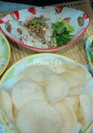 Hình của món Cơm hến và hến xúc bánh phồng tôm.