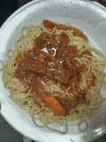 Carne mechada en salsa con fideos largos