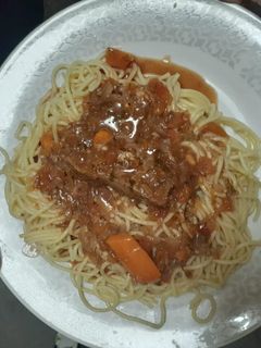 Una foto de Carne mechada en salsa con fideos largos