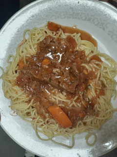 Una foto de Carne mechada en salsa con fideos largos