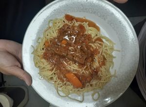 Una foto de Carne mechada en salsa con fideos largos