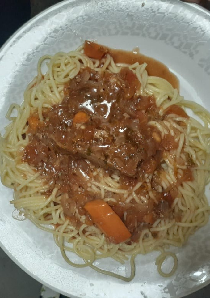 Una foto de Carne mechada en salsa con fideos largos
