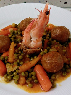 Una foto de Albóndigas de arroz con langostinos en salsa