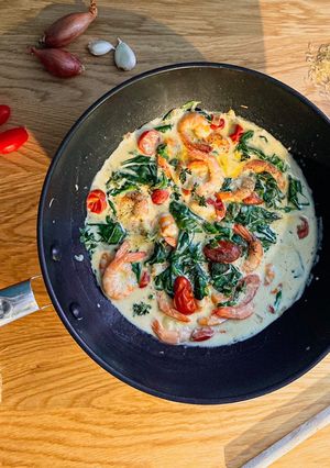 Une photo de Crevettes aux épinards, tomates cerises et parmesan