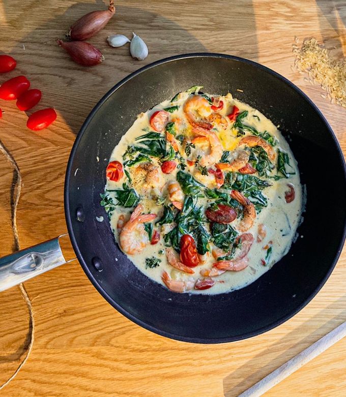 Une photo de Crevettes aux épinards, tomates cerises et parmesan