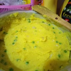 A picture of Mashed banana-potatoes with peas.