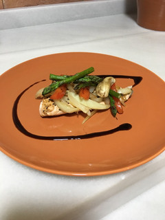 Una foto de Salmón a la plancha con verduras