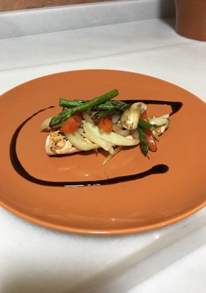 Una foto de Salmón a la plancha con verduras